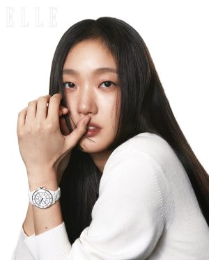 Kim Go-eun Instagram - @chanelofficial @ellekorea ❤️💙