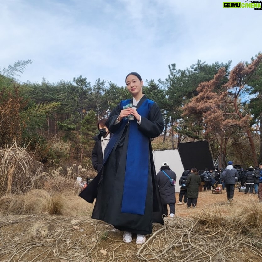 Kim Go-eun Instagram - 여러분~~!! #파묘 하러 가세용 🙏🏻🥰🖤