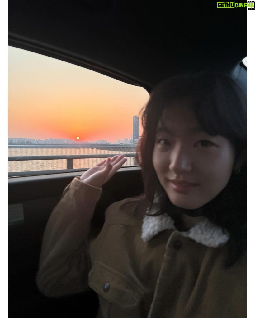Kim Go-eun Instagram - 🌅