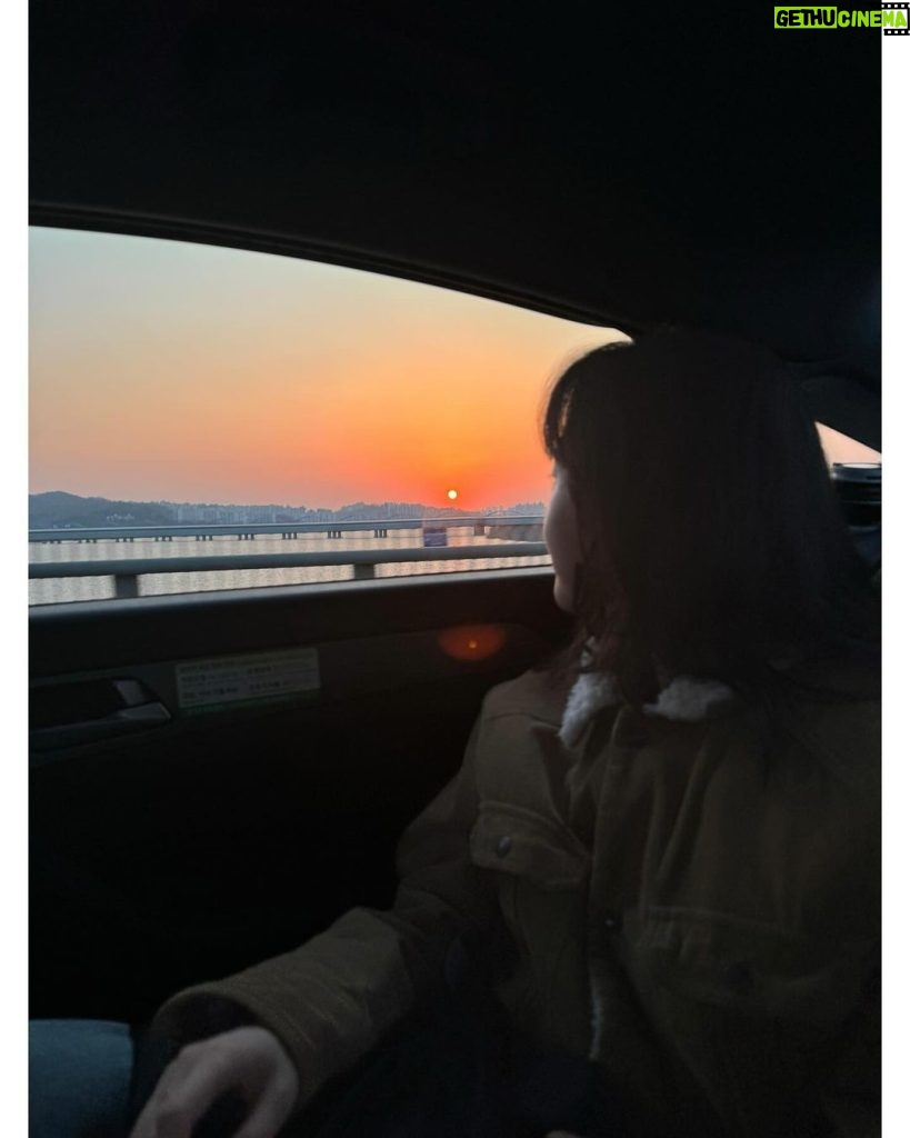 Kim Go-eun Instagram - 🌅