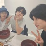 Kim Hee-chul Instagram – 요즘 MZ들 사진 찍는 법이라는데
이렇게 하는게 맞나요??😮😯😲

우 리 도 싸 이 월 드 시 절 엔 신 세 대 였 음 🤣
.
.
#쪼코볼