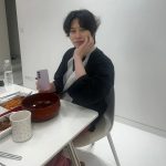 Kim Hee-chul Instagram - 요즘 MZ들 사진 찍는 법이라는데 이렇게 하는게 맞나요??😮😯😲 우 리 도 싸 이 월 드 시 절 엔 신 세 대 였 음 🤣 . . #쪼코볼