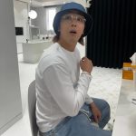 Kim Hee-chul Instagram - 요즘 MZ들 사진 찍는 법이라는데 이렇게 하는게 맞나요??😮😯😲 우 리 도 싸 이 월 드 시 절 엔 신 세 대 였 음 🤣 . . #쪼코볼