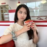 Kim Hye-yoon Instagram – 이쁜거 많이 보고 맛있는거 많이 먹고🍔🌃