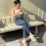 Kim Hye-yoon Instagram - #광고 #crocs #크록스 #지비츠 지비츠™ 참으로 꾸며보는 나만의 크록스!! 클래식 크러쉬 클로그와 클래식 크러쉬 샌들로 키높이와 스타일도 챙기고 이번 여름 슈즈로 함께 신어요💛💜 @crocskorea
