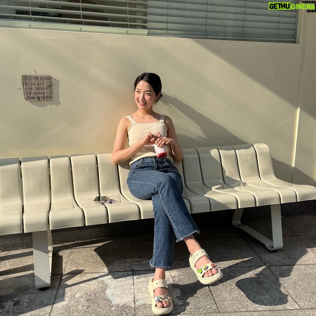 Kim Hye-yoon Instagram - #광고 #crocs #크록스 #지비츠 지비츠™ 참으로 꾸며보는 나만의 크록스!! 클래식 크러쉬 클로그와 클래식 크러쉬 샌들로 키높이와 스타일도 챙기고 이번 여름 슈즈로 함께 신어요💛💜 @crocskorea