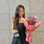 Kim Hye-yoon Instagram – 졸업했던 학교에서, 대종상에서, 태어나 한번만 받을 수 있다는 신인상을 받을 수 있어서 너무 행복했고 감회가 새로웠습니다🖤 혜영이라는 인물을 만나 좋은 경험들을 많이하고 있어서 고맙다는 말을 하고싶고 무엇보다 혜피엔딩 애정해요❤️