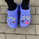 Kim Hye-yoon Instagram - #광고 #crocs #크록스 #지비츠 지비츠™ 참으로 꾸며보는 나만의 크록스!! 클래식 크러쉬 클로그와 클래식 크러쉬 샌들로 키높이와 스타일도 챙기고 이번 여름 슈즈로 함께 신어요💛💜 @crocskorea