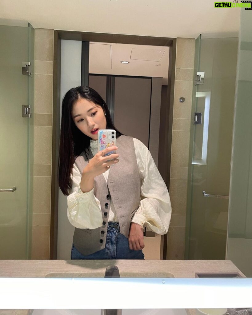 Kim Hye-yoon Instagram - 🤎