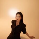 Kim Hye-yoon Instagram – 🖤🧡🖤🧡
#미드나이트 #싱글즈