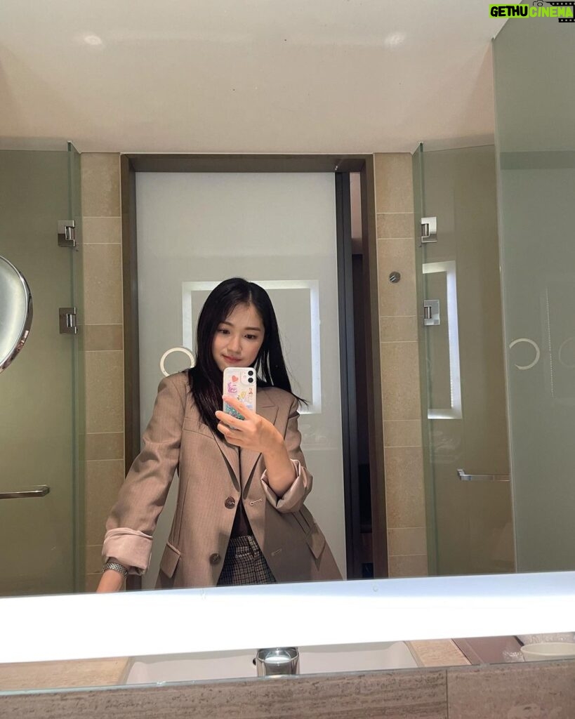 Kim Hye-yoon Instagram - 🖤