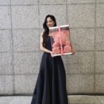 Kim Hye-yoon Instagram – 졸업했던 학교에서, 대종상에서, 태어나 한번만 받을 수 있다는 신인상을 받을 수 있어서 너무 행복했고 감회가 새로웠습니다🖤 혜영이라는 인물을 만나 좋은 경험들을 많이하고 있어서 고맙다는 말을 하고싶고 무엇보다 혜피엔딩 애정해요❤️