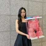 Kim Hye-yoon Instagram – 졸업했던 학교에서, 대종상에서, 태어나 한번만 받을 수 있다는 신인상을 받을 수 있어서 너무 행복했고 감회가 새로웠습니다🖤 혜영이라는 인물을 만나 좋은 경험들을 많이하고 있어서 고맙다는 말을 하고싶고 무엇보다 혜피엔딩 애정해요❤️
