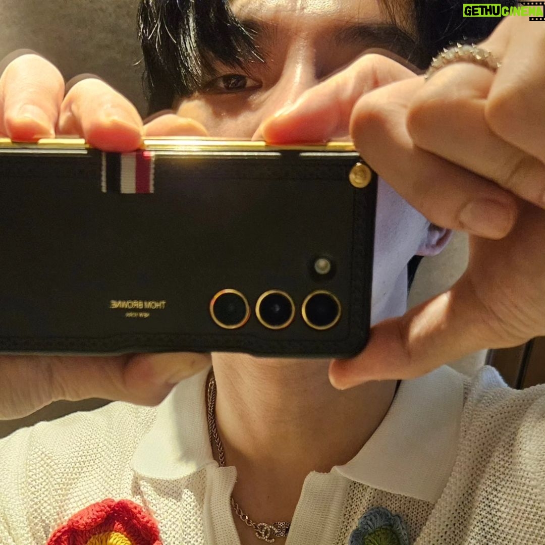 Kim Jae-joong Instagram - 선물해주신 옷 인증 꽃꽃하군요🌼