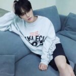 Kim Jae-joong Instagram - 배우 동료집에 놀러갔다가 너무 멋진 소파가 있길래 물어보니 에싸 제품이였어요 마침 원하던 컬러의 소파도 있어서 바로 찜 했습니다! 매일 보게될 소파라 신중히 골랐어요😊 #에싸 #에싸레벨 #제품제공 @essasofa