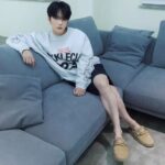 Kim Jae-joong Instagram - 배우 동료집에 놀러갔다가 너무 멋진 소파가 있길래 물어보니 에싸 제품이였어요 마침 원하던 컬러의 소파도 있어서 바로 찜 했습니다! 매일 보게될 소파라 신중히 골랐어요😊 #에싸 #에싸레벨 #제품제공 @essasofa