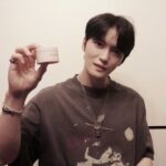 Kim Jae-joong Instagram – 日本もまだ暑いみたいだね🔥🔥🔥夏バテ注意だよ！
LILAY OFFICIAL WEB STOREでわくわくするキャンペーンが始まるよ。
僕お気に入りの写真が限定トレカになったよ。楽しみにしててね。

————————————————————
キャンペーン内容
①限定トレカにシークレットデザインが登場！
②ジェジュンさんへあなたのメッセージを届けよう💐

LILAY OFFICIAL WEB STOREで、対象商品を購入すると
「①限定トレカのシークレットデザイン」「②メッセージブック参加応募用紙」
がついてくる！
メッセージブックは応募用紙にメッセージを書いてポストへ投函するだけ。
(応募用紙は数量限定です。）
※発売日や応募方法等の詳細は ＠lilay0510 を必ずチェックしてください。
————————————————————

#トリートメントバーム
#フリーバーム
#ジェジュン
#PR