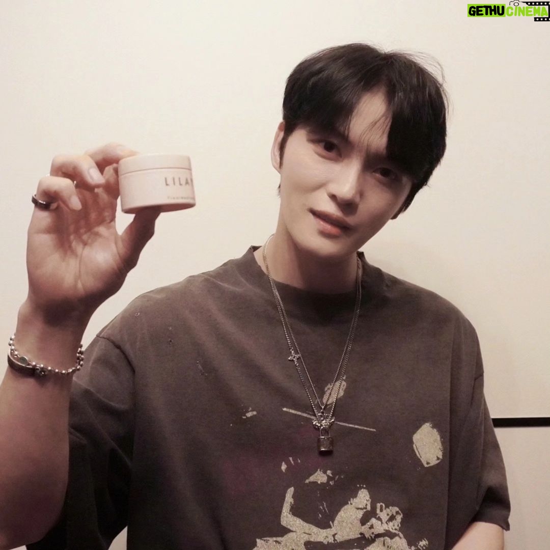 Kim Jae-joong Instagram - 日本もまだ暑いみたいだね🔥🔥🔥夏バテ注意だよ! LILAY OFFICIAL WEB STOREでわくわくするキャンペーンが始まるよ。 僕お気に入りの写真が限定トレカになったよ。楽しみにしててね。 ———————————————————— キャンペーン内容 ①限定トレカにシークレットデザインが登場! ②ジェジュンさんへあなたのメッセージを届けよう💐 LILAY OFFICIAL WEB STOREで、対象商品を購入すると 「①限定トレカのシークレットデザイン」「②メッセージブック参加応募用紙」 がついてくる! メッセージブックは応募用紙にメッセージを書いてポストへ投函するだけ。 (応募用紙は数量限定です。) ※発売日や応募方法等の詳細は @lilay0510 を必ずチェックしてください。 ———————————————————— #トリートメントバーム #フリーバーム #ジェジュン #PR
