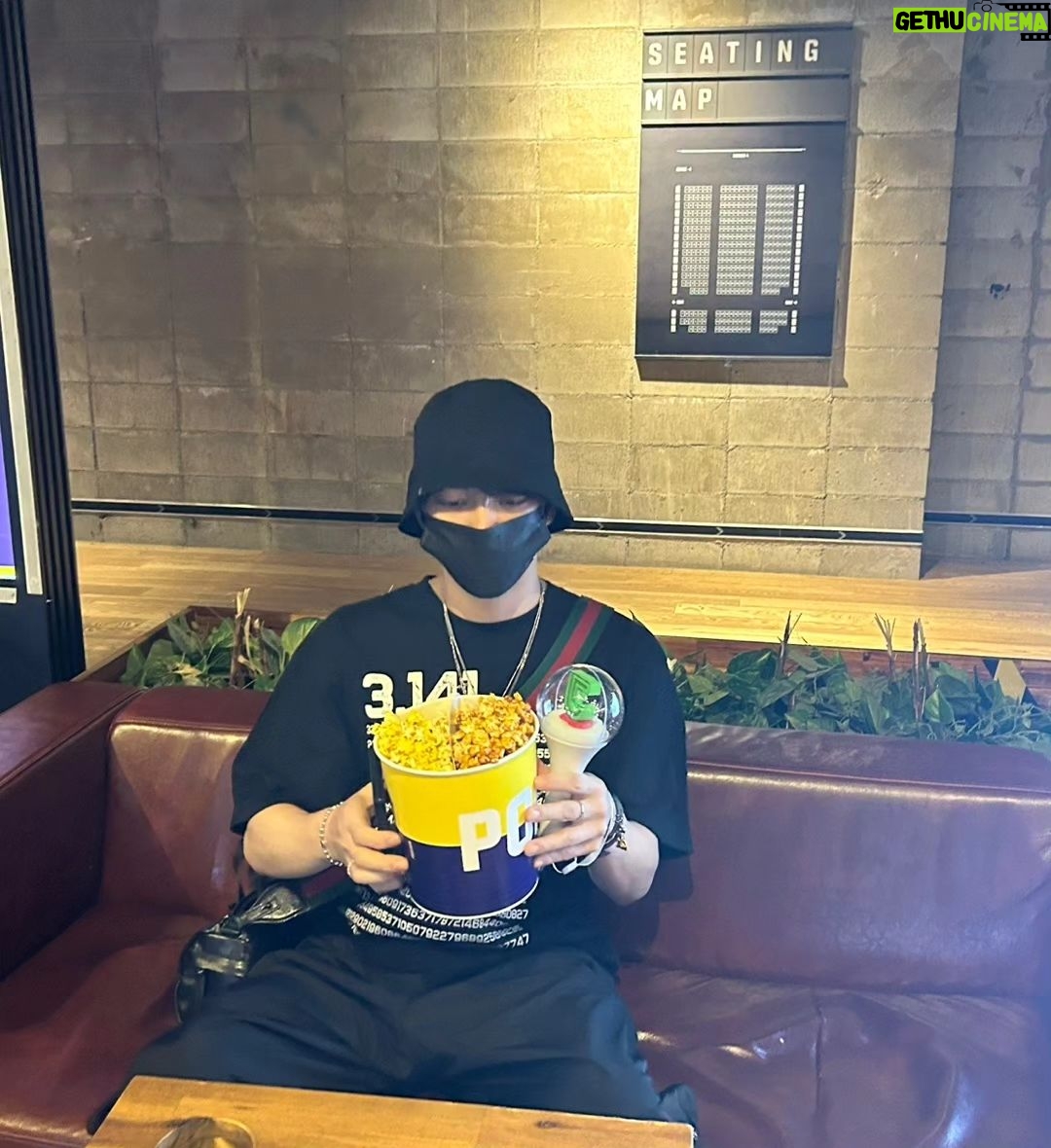 Kim Jae-joong Instagram - 영화볼때도 재봉이 놓지않을거야✨️