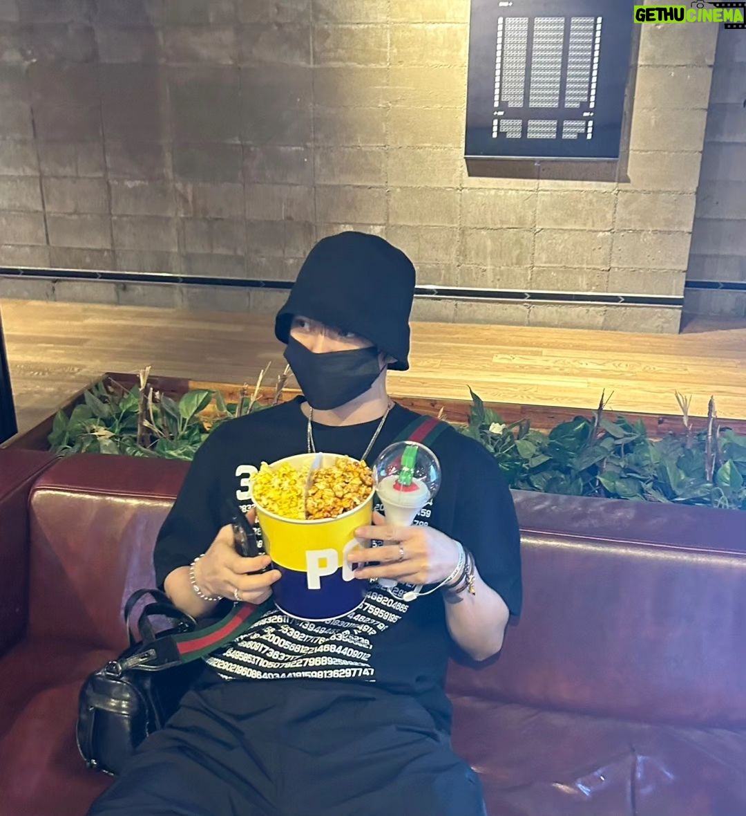 Kim Jae-joong Instagram - 영화볼때도 재봉이 놓지않을거야✨️