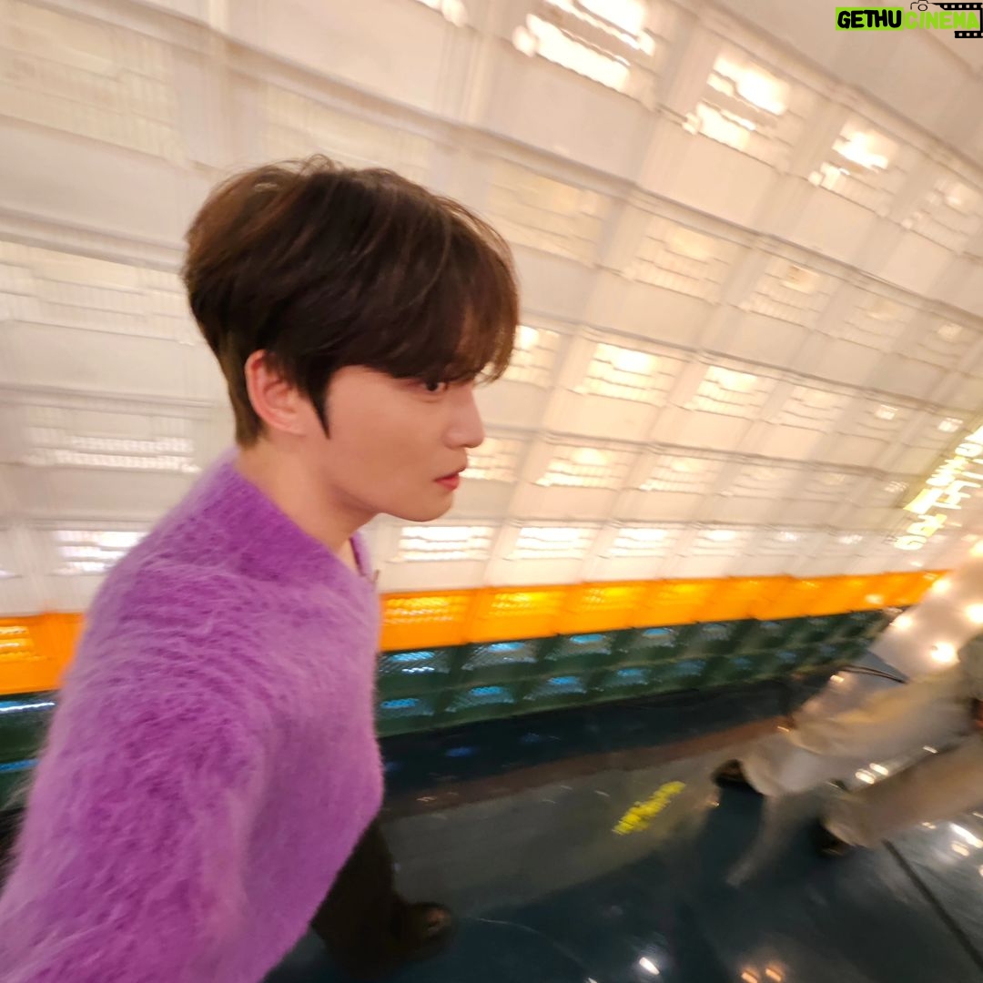 Kim Jae-joong Instagram - 현장에서 배운 요즘 촬영법? 대실패.. 연습해서 다시 도전하게ㅆ..습니다 오늘 나 살짝 눈물 나려고 했지만 기쁨의 감정으로 억누르고 마음을 추슬렀어요 설명하기 어려운 이 마음.. 이해하기 힘드시겠지만 그동안의 과정과 이야기들을 떠올리기보단 행복을 위한 새로운 첫걸음의 '오늘'에게 감사하며 함께 고생하시는 주변 모든 분들에게 고마움의 마음을 나누고 싶어요 오늘이 될 내일도 모두가 웃음으로 함께 하길 바라요 그리고 축하 고마워요 ✨️