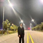 Kim Ji-hun Instagram - _ 추웠던 봄서부터 뜨거운 여름을 지나 선선한 가을이 오기까지 유난히 길고 지난하게 느껴졌던 지난 6개월이 주마등처럼… 부족하지만 제 모든걸 쏟아부었네요 모두모두 정말 고생 많으셨습니다! 멋진 작품으로 찾아갈게요 #이재곧죽습니다 드디어 촬영종료!!