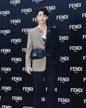 Kim Ji-soo Instagram - 😏