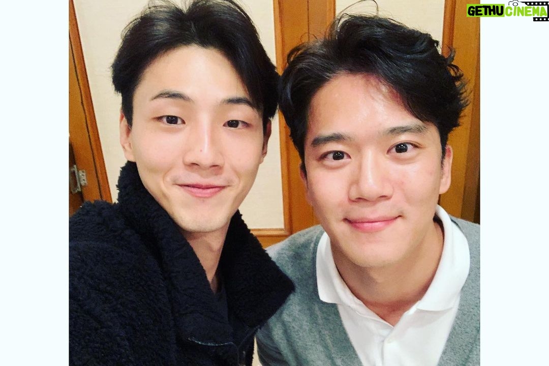 Kim Ji-soo Instagram - 그 동안 내가 가장 예뻤을 때 봐주셔서 진심으로 감사합니다! 저에겐 참 의미 있는 작품이에요. 환이를 애정했어서 환이를 보내기 씁쓸하네요.. 환이가 행복하기를..!! 아직은 아쉬운게 더 많지만 더 좋은 연기로 좋은 작품에서 나타나겠습니다! 감사합니다!!