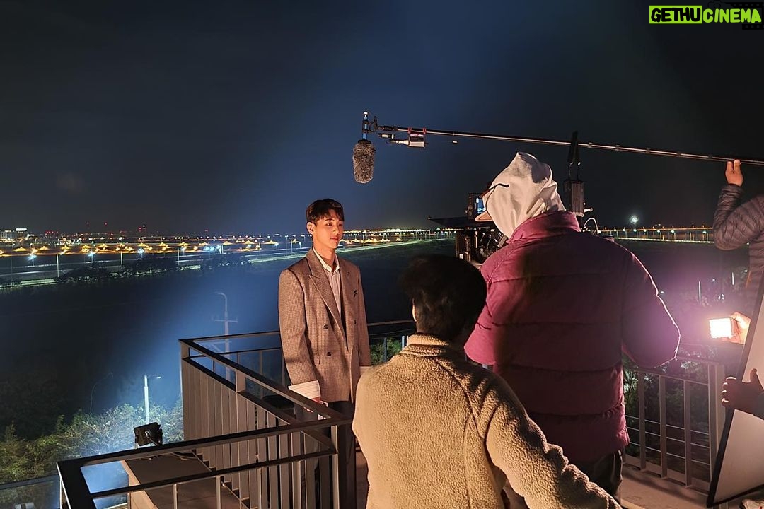 Kim Ji-soo Instagram - 그 동안 내가 가장 예뻤을 때 봐주셔서 진심으로 감사합니다! 저에겐 참 의미 있는 작품이에요. 환이를 애정했어서 환이를 보내기 씁쓸하네요.. 환이가 행복하기를..!! 아직은 아쉬운게 더 많지만 더 좋은 연기로 좋은 작품에서 나타나겠습니다! 감사합니다!!