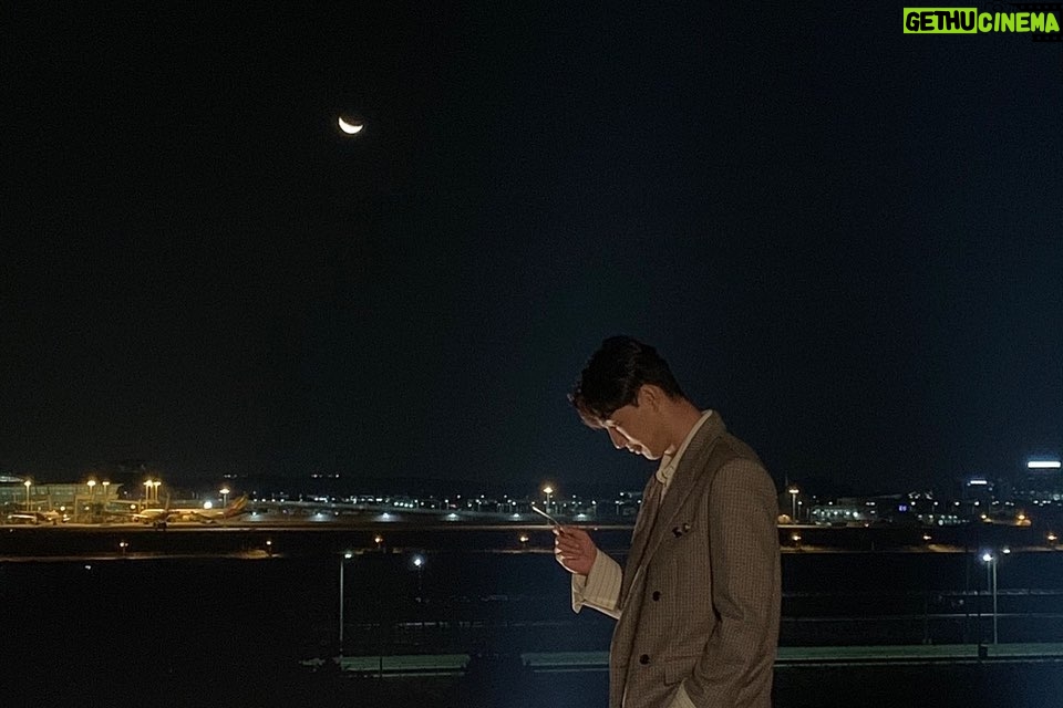 Kim Ji-soo Instagram - 그 동안 내가 가장 예뻤을 때 봐주셔서 진심으로 감사합니다! 저에겐 참 의미 있는 작품이에요. 환이를 애정했어서 환이를 보내기 씁쓸하네요.. 환이가 행복하기를..!! 아직은 아쉬운게 더 많지만 더 좋은 연기로 좋은 작품에서 나타나겠습니다! 감사합니다!!