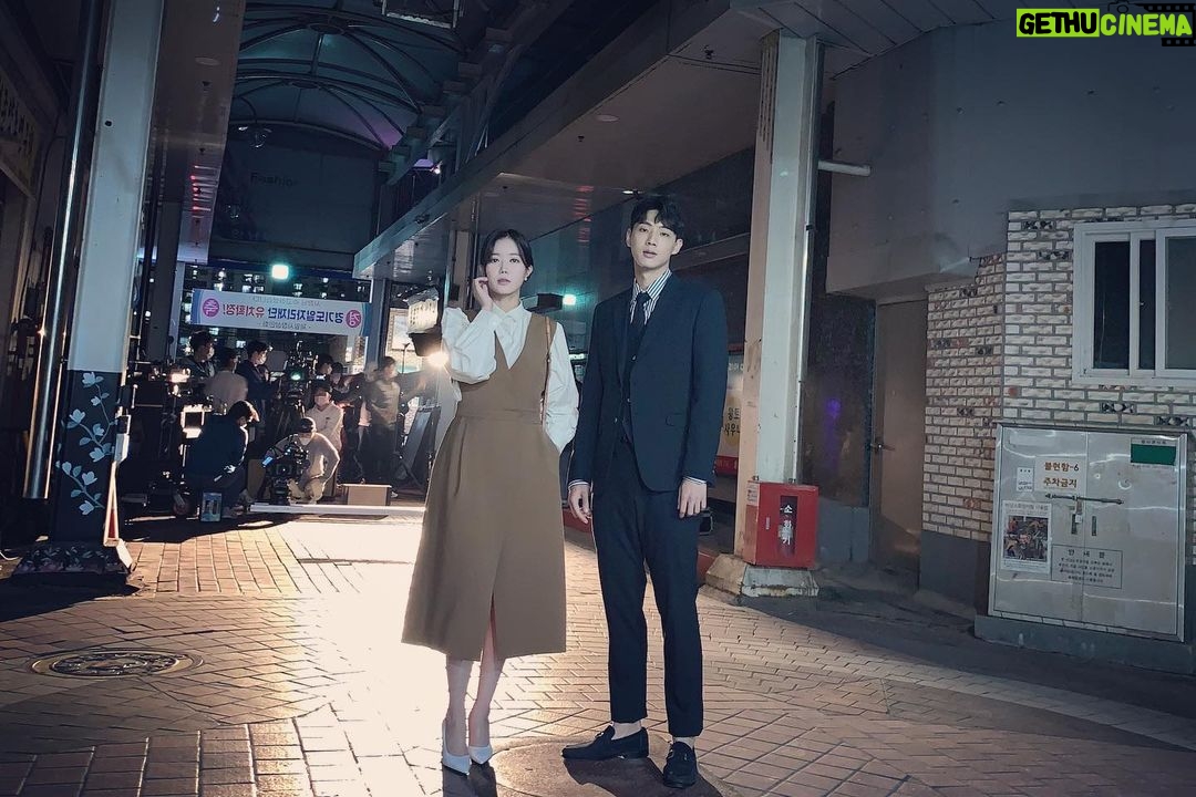 Kim Ji-soo Instagram - 그 동안 내가 가장 예뻤을 때 봐주셔서 진심으로 감사합니다! 저에겐 참 의미 있는 작품이에요. 환이를 애정했어서 환이를 보내기 씁쓸하네요.. 환이가 행복하기를..!! 아직은 아쉬운게 더 많지만 더 좋은 연기로 좋은 작품에서 나타나겠습니다! 감사합니다!!