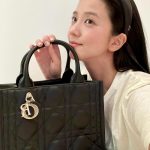 Kim Jisoo Instagram – 🖤 나의 북토트 사랑
@Dior #Dior #DiorBookTote