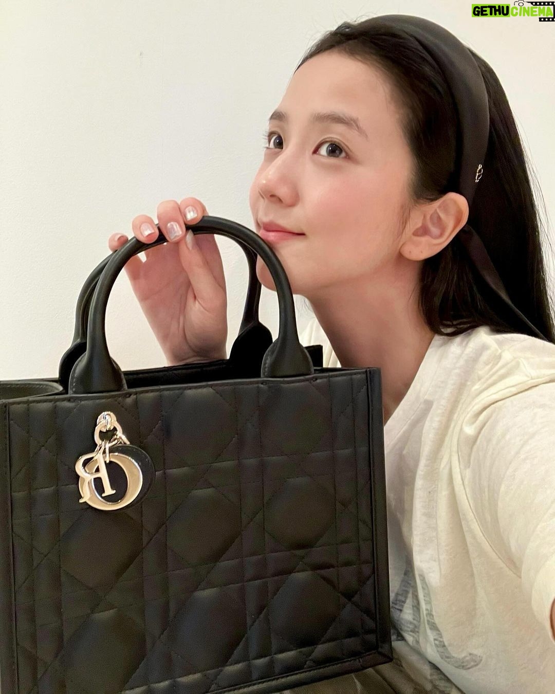 Kim Jisoo Instagram - π€ λμ λΆν νΈ μ¬λ @Dior #Dior #DiorBookTote
