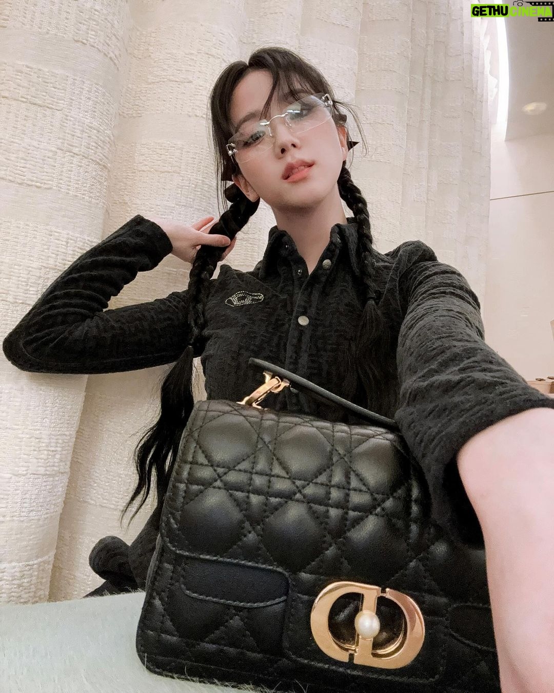Kim Jisoo Instagram - Selfie time with my new @Dior 👧🏻