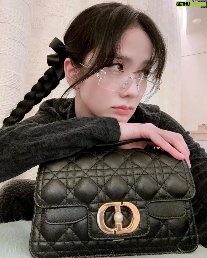 Kim Jisoo Instagram - Selfie time with my new @Dior 👧🏻