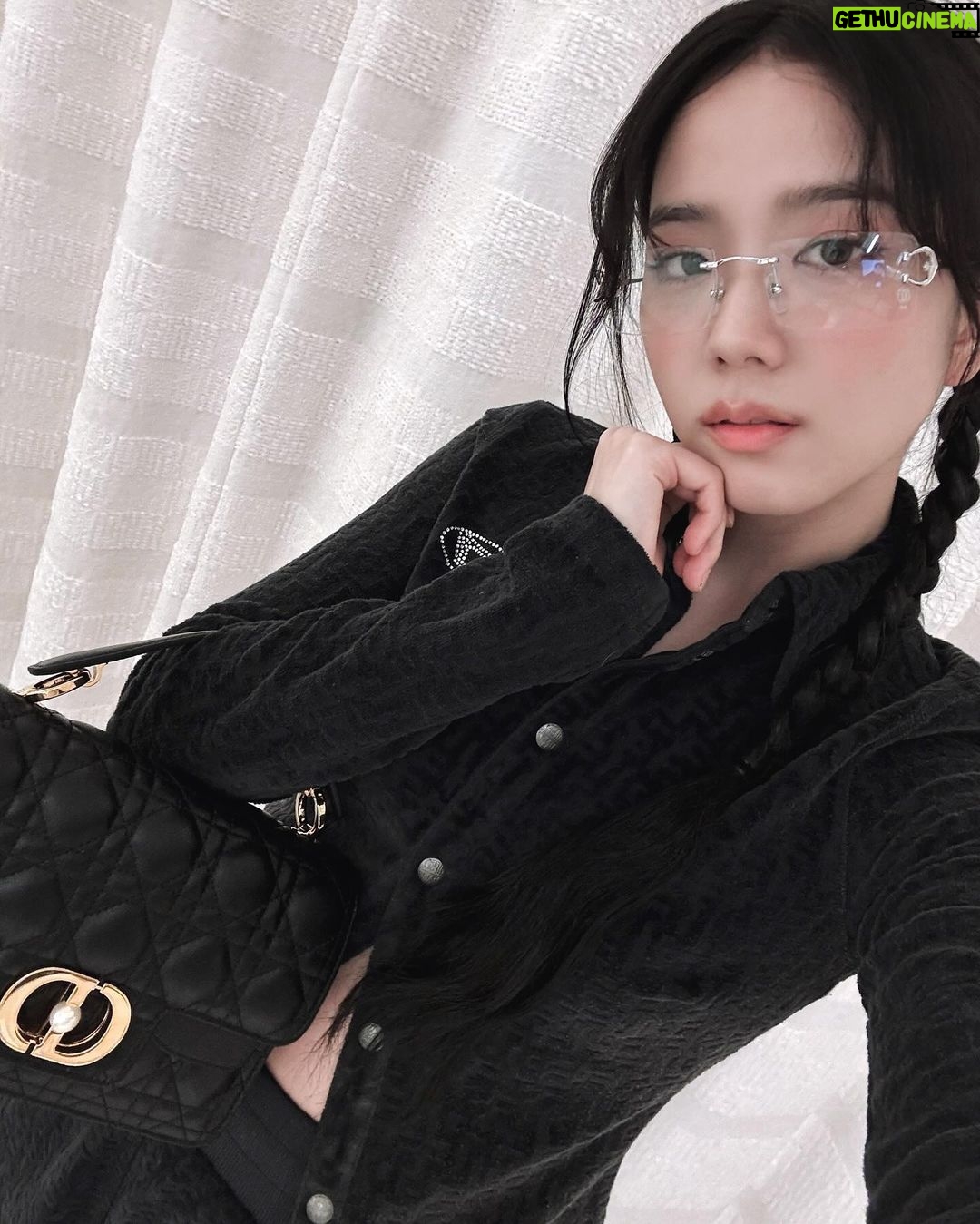 Kim Jisoo Instagram - Selfie time with my new @Dior 👧🏻