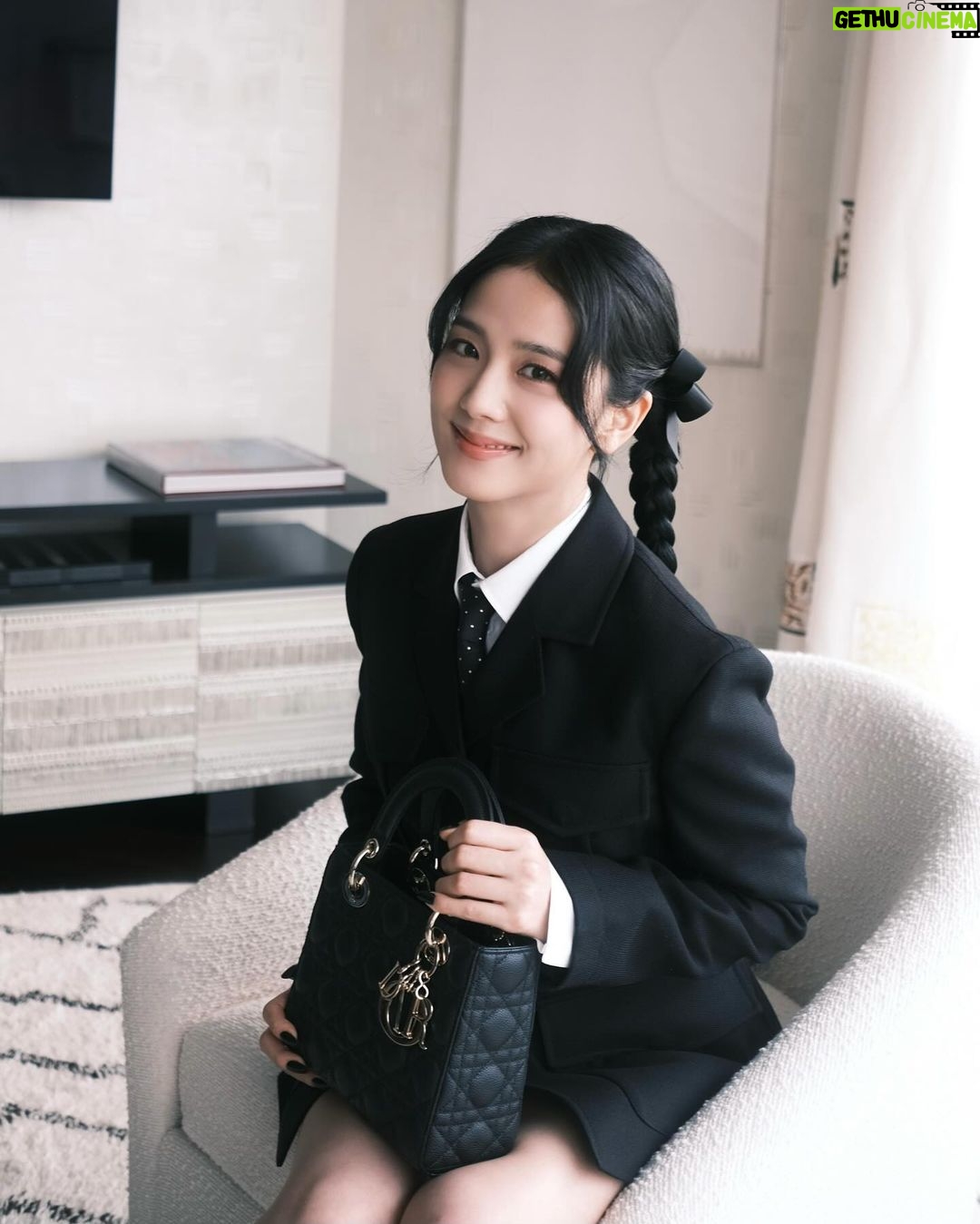 Kim Jisoo Instagram - 파리에서 가장 사랑하는 순간 🖤 @Dior @MariaGraziaChiuri #DiorAW24 @Diorbeauty @PeterPhilipsmakeup Paris, France