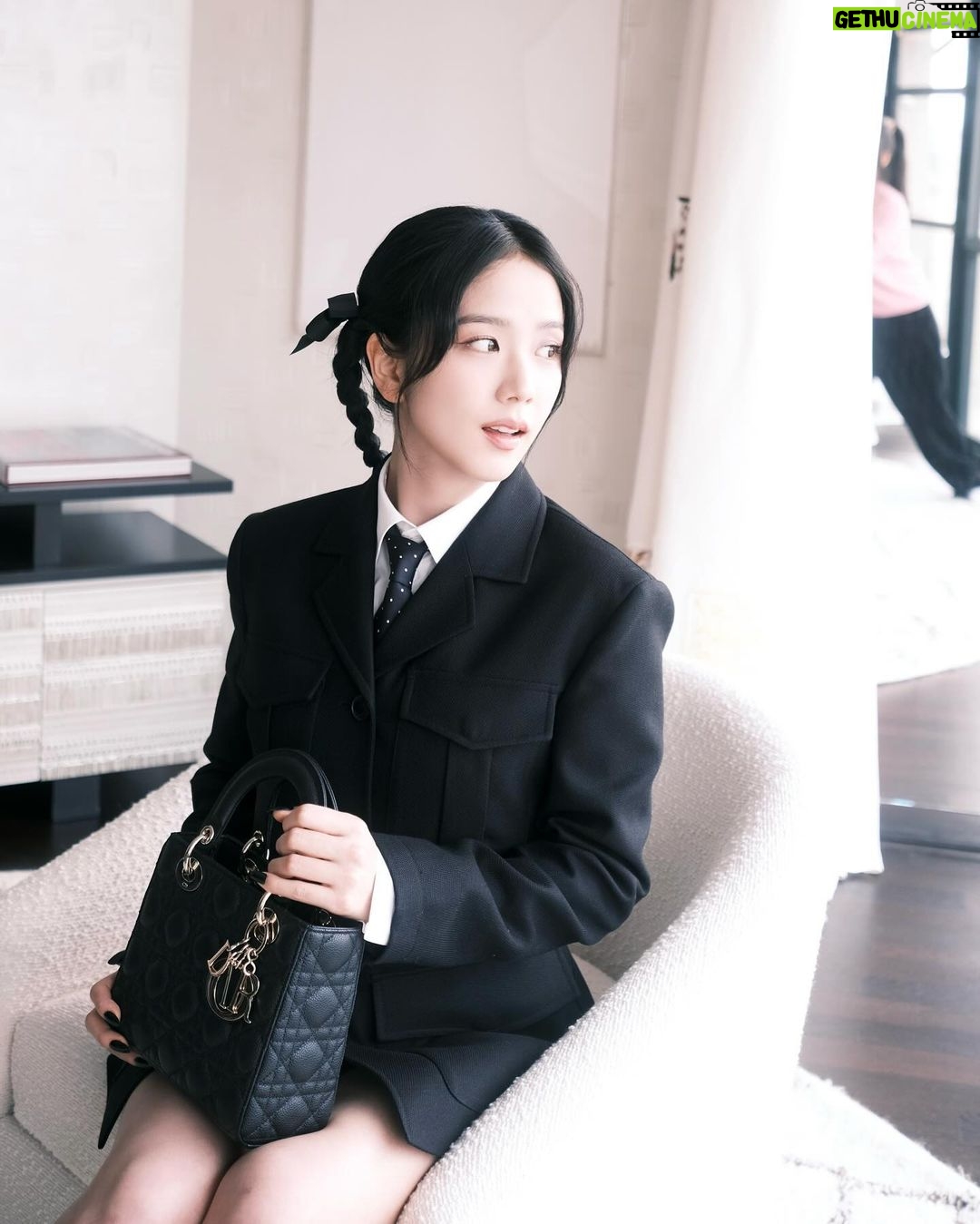Kim Jisoo Instagram - 파리에서 가장 사랑하는 순간 🖤 @Dior @MariaGraziaChiuri #DiorAW24 @Diorbeauty @PeterPhilipsmakeup Paris, France
