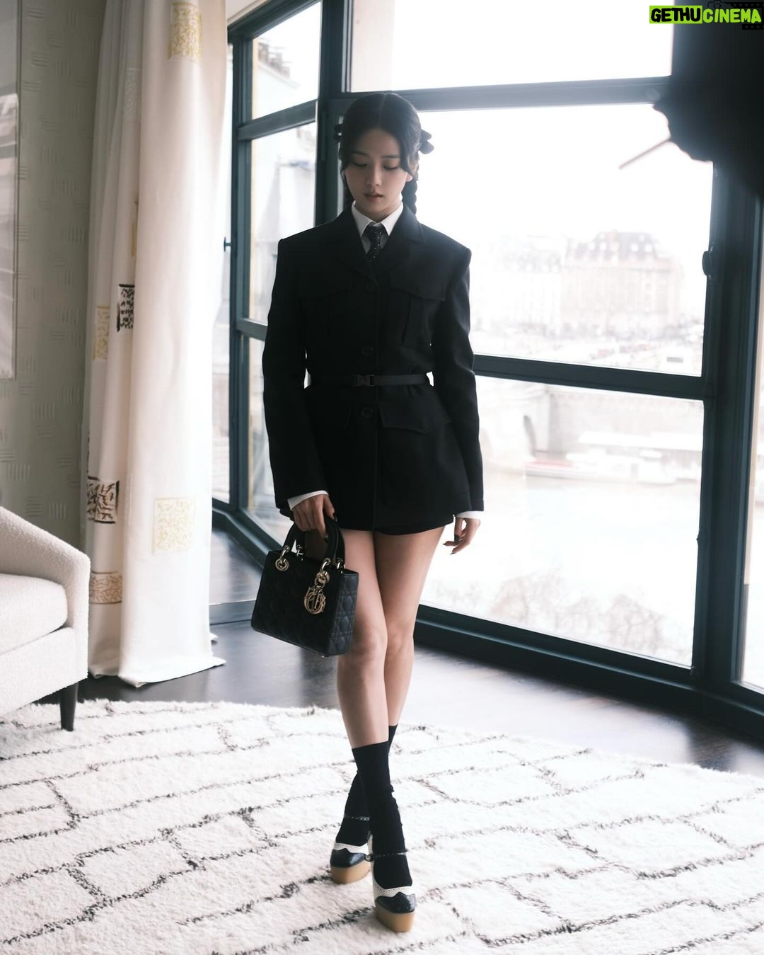 Kim Jisoo Instagram - 파리에서 가장 사랑하는 순간 🖤 @Dior @MariaGraziaChiuri #DiorAW24 @Diorbeauty @PeterPhilipsmakeup Paris, France