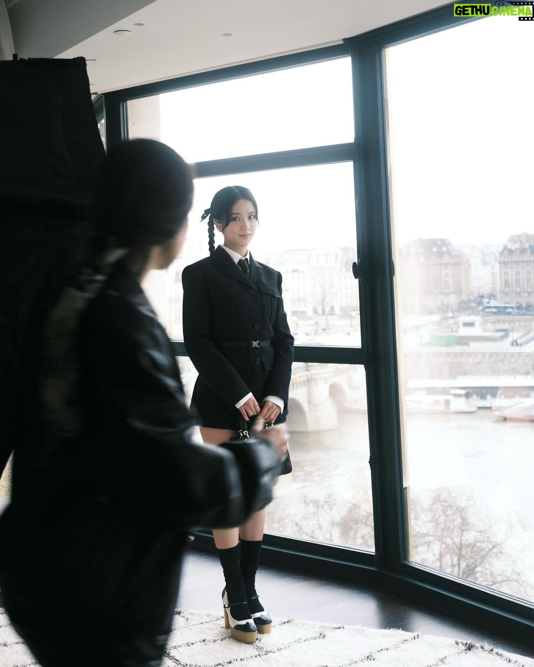 Kim Jisoo Instagram - 파리에서 가장 사랑하는 순간 🖤 @Dior @MariaGraziaChiuri #DiorAW24 @Diorbeauty @PeterPhilipsmakeup Paris, France