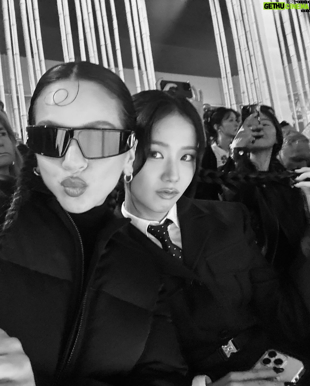 Kim Jisoo Instagram - 파리에서 가장 사랑하는 순간 🖤 @Dior @MariaGraziaChiuri #DiorAW24 @Diorbeauty @PeterPhilipsmakeup Paris, France
