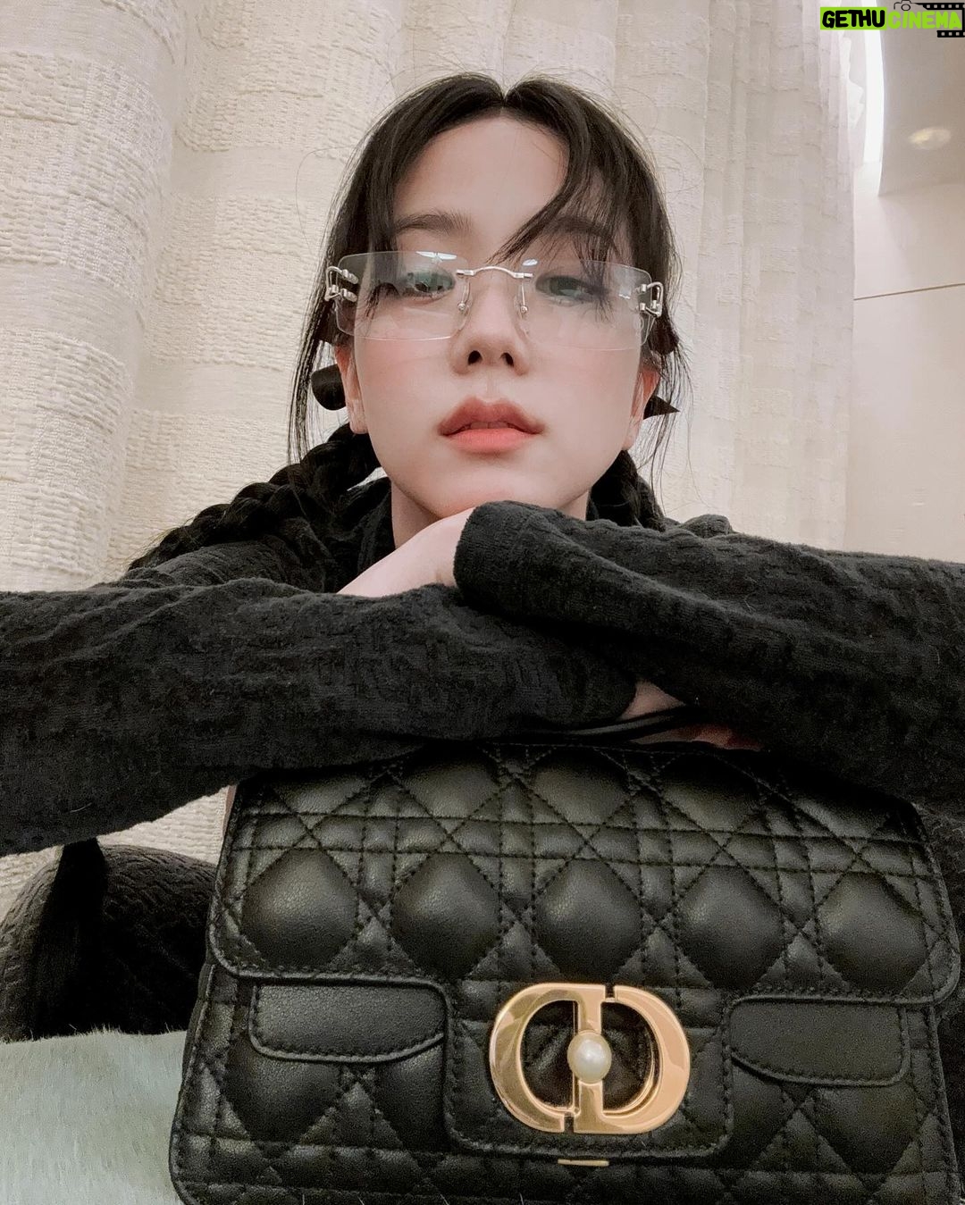 Kim Jisoo Instagram - Selfie time with my new @Dior 👧🏻