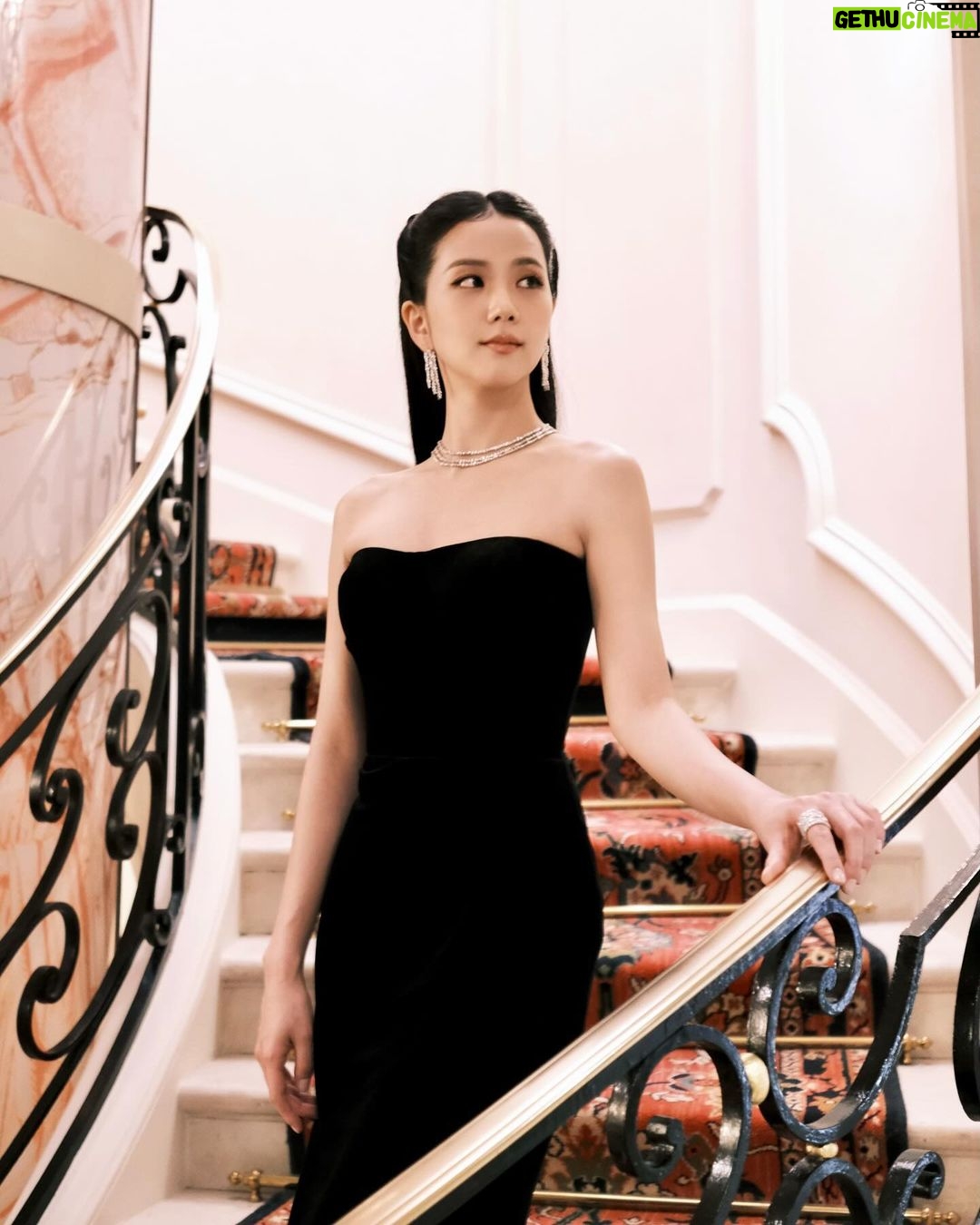 Kim Jisoo Instagram - Forever love with @cartier ♥️ #CartierTrinity #Trinity100Celebration Paris, France