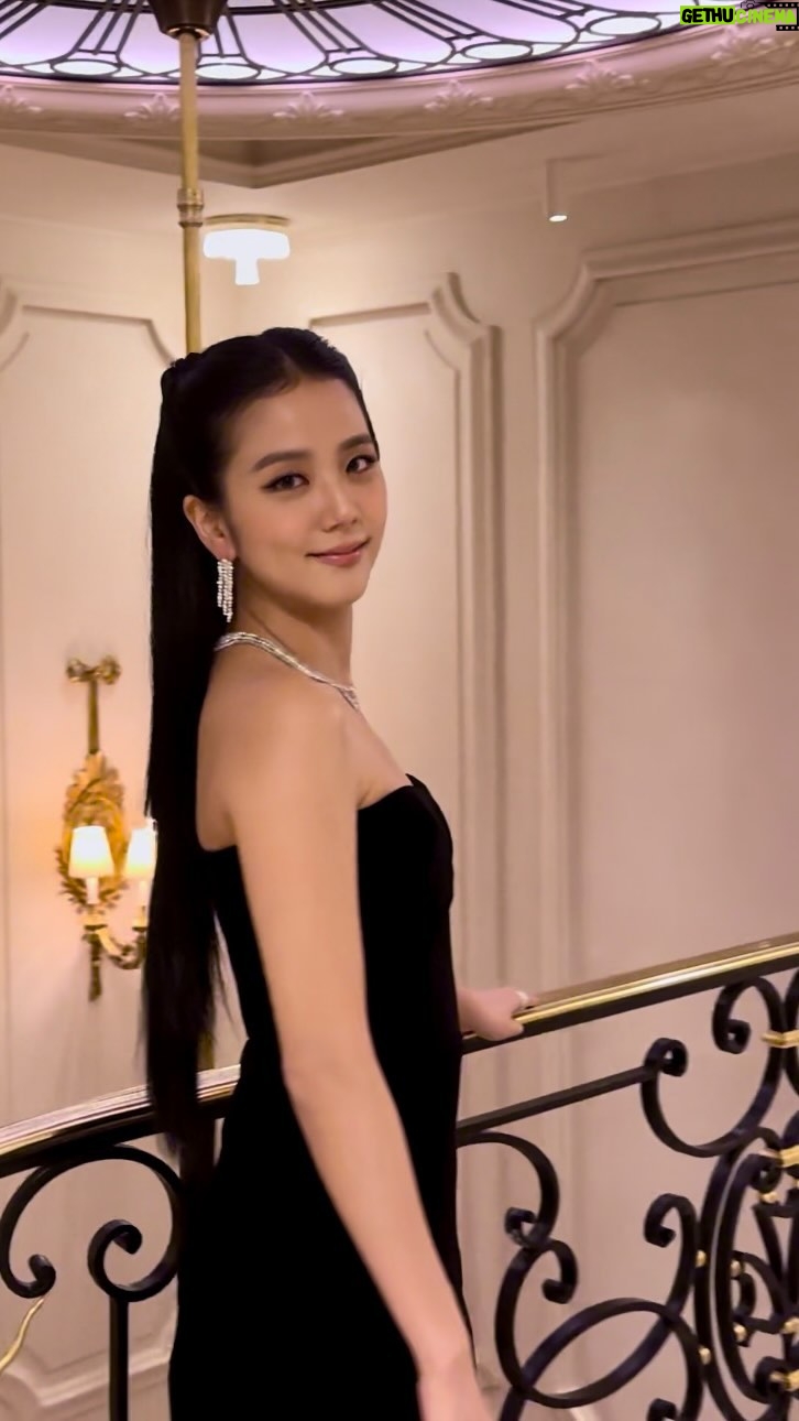 Kim Jisoo Instagram - 나의 야심작 파리 릴스 🫧 #CartierTrinity #Trinity100Celebration Paris, France