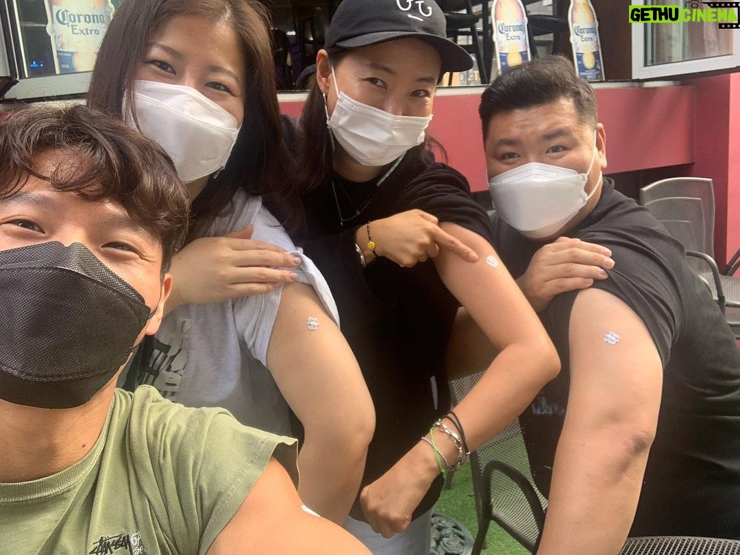 Kim Jong-kook Instagram - 단체 독감예방접종 ㅋㅋ 올겨울 건강하게 #직원들 #밥먹자 #오늘운동쉬라는데 #망했다 #할게없다 we all got vaccinated for the flu virus! Lol hope all stay healthy this winter! #FluVaccination #GettinReadyForThisWinter #CompanyFamily #CantWorkoutToday #SadAh
