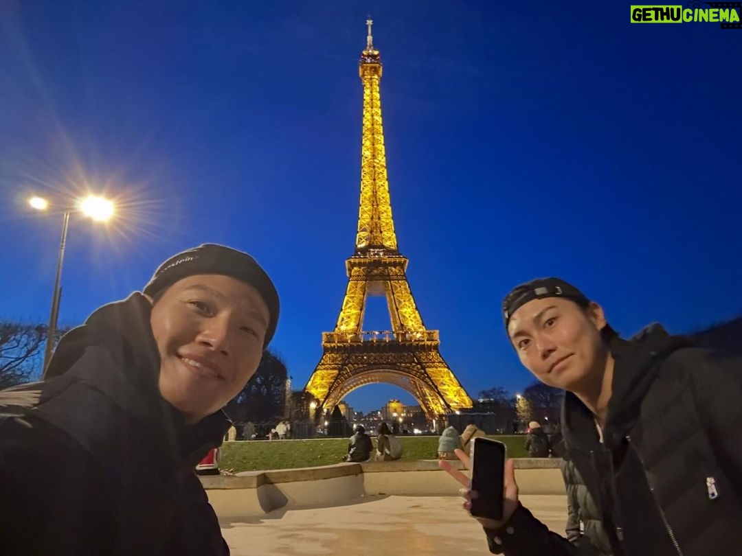 Kim Jong-kook Instagram - #Paris #Eiffeltower #시공간셀카 #파리 #에펠탑