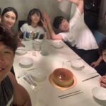 Kim Jong-kook Instagram - 생신 축하드려요 어무니~~ #초는하나 #한살 #영원한한살 #이제의미없는초의개수 #ㅋㅋㅋ #건강하세요 #춘식당 Happy birthday ma lovely mom~~ #HBD #FamilyDinner #StayHealthy #MaDadNeverLookAtTheCamera #Lol