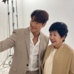 Kim Jong-kook Instagram - 모델분이 너무 예쁘셔서.. ^^ #모델 #미녀 #조혜선여사님 #울엄니 Couldn’t help takin a pic wid this beautiful #Model #Mom #Family