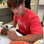 Kim Jong-kook Instagram - Yo! Crab! U workout bro??! Lol #CrabsGotSomeGuns #KingCrab #FamilyDinner #BBQ #LA 너도... 운동했구나... #공감 #연민 #운동 #헬스 #앨레이 #가족식사 #바베큐 #킹크렙