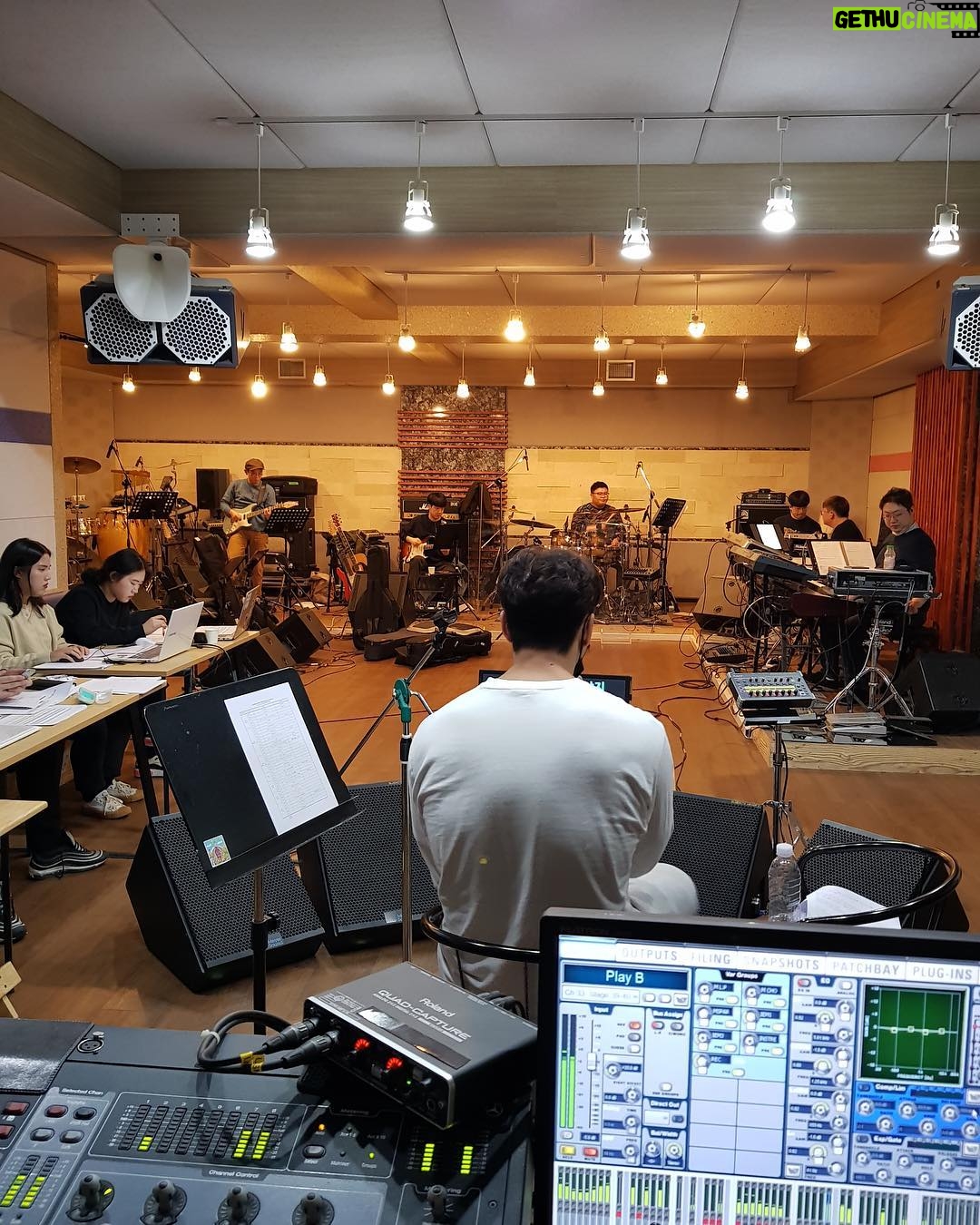 Kim Jong-kook Instagram - 그저 오랜만에 좋은 사람들과 노래하고 이야기 하고싶어 시작한 공연이 전국 투어로 일이 커졌네요 ㅎ 많은 관심 너무나 감사드립니다! 잘할게요! ㅎ 2019 김종국 콘서트 TOUR 서울 03.29(금)~03.31(일) 이화여대 삼성홀 안양 04.28(일) 안양아트센터 관악홀 대전 06.01(토) 우송문화회관 전주 06.09(일) 삼성문화회관 부산 06.22(토) 소향씨어터 신한카드홀 04.02(화) 투어 티켓오픈! #김종국 #김종국콘서트 #김종국찾기 #서울 #안양 #대전 #전주 #부산 What began as a way to catch up with good people with music ended up becoming a nationwide tour! Its all thanks to ur support! I wont let u down!! #KimJongKook #Concert #LiveTour #DontMissIt